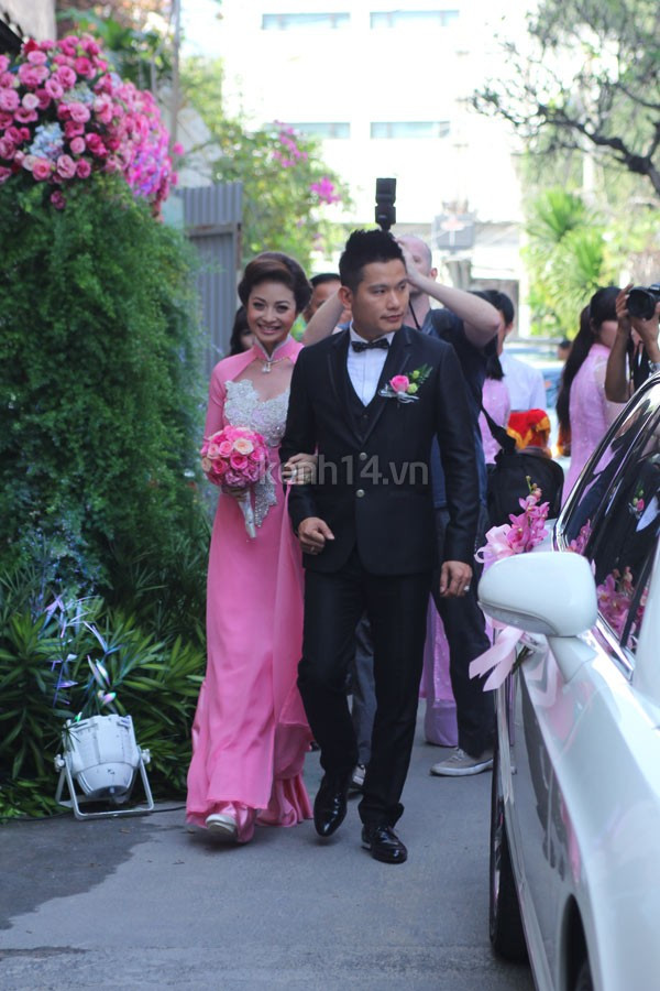 Đôi giày màu trắng, thấp cũng làm Jennifer Phạm bớt 'thanh thoát' và gợi cảm hơn mọi khi rất nhiều