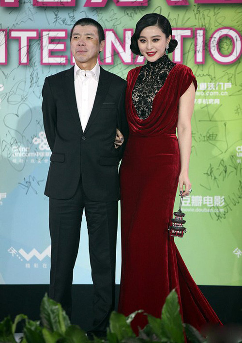 Chiếc váy nhung đỏ của Tadashi Shoji mang lại vẻ đẹp quý phái cho Phạm Băng Băng tại LHP Quốc tế Bắc Kinh lần thứ hai. Chiếc váy nhung đỏ của Tadashi Shoji mang lại vẻ đẹp quý phái cho Phạm Băng Băng tại LHP Quốc tế Bắc Kinh lần thứ hai.