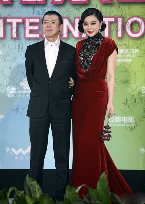 Chiếc váy nhung đỏ của Tadashi Shoji mang lại vẻ đẹp quý phái cho Phạm Băng Băng tại LHP Quốc tế Bắc Kinh lần thứ hai.