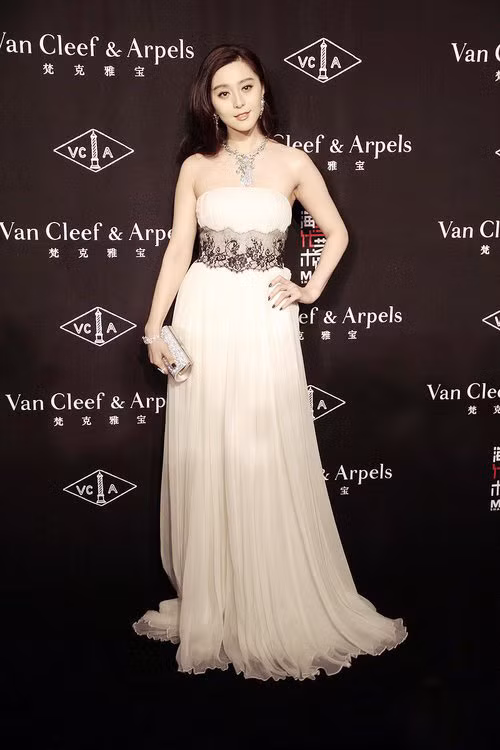 Phạm Băng Băng sang trọng và thướt tha trong chiếc váy cúp ngực màu trắng