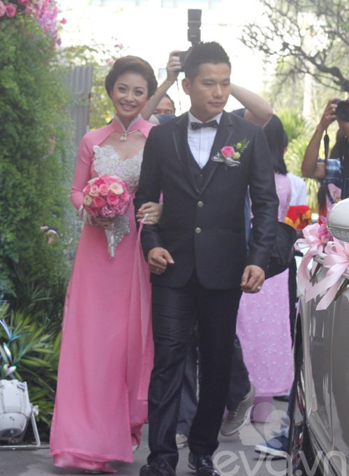 Nhiều người cho rằng, trông cô giống như một quý bà, chứ không phải là một cô dâu trong ngày cưới