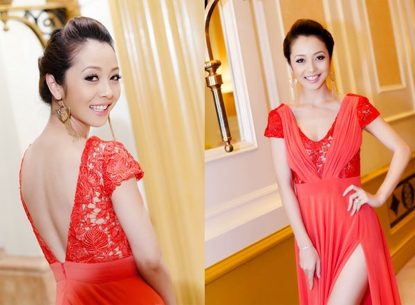 Với lợi thế ba vòng chuẩn, Jennifer thường xuyên khoác lên mình những chiếc váy trễ, khoét cổ sâu hoặc cắt cúp khéo léo để khoe được đôi gò bồng đảo "nóng bỏng". Bên cạnh đó, cô cũng thích diện váy dài qua gối hoặc chấm gót thướt tha nhưng được xẻ cao với chất liệu vải voan, lụa... gợi cảm và quyến rũ.