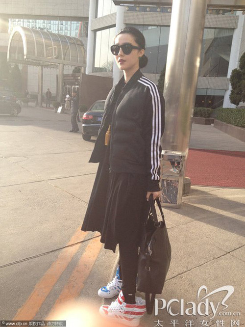 Người ta có thể thấy một Phạm Băng Băng rất luộm thuộm với đôi giày thể thao "to sụ" Người ta có thể thấy một Phạm Băng Băng rất luộm thuộm với đôi giày thể thao "to sụ"