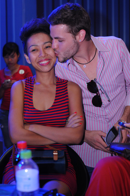 Giọng ca Vietnam Idol mùa đầu tiên Thảo Trang đưa bạn trai mới đi dự buổi họp báo công bố chương trình “Siêu nhạc hội cực đỉnh - SoundFest” tại TP HCM vào chiều 2/3.Sau lần chia tay với chàng Tây đầu tiên vài năm trước đây, Thảo Trang rất hạn chế công khai tình cảm mới, chính vì thế, dù vẫn có những cử chỉ thân mật với anh chàng ngoại quốc đi cùng, cô cũng không tiết lộ danh tính cũng như nói sâu hơn về mối quan hệ với người mới. (Theo Ngôi Sao)