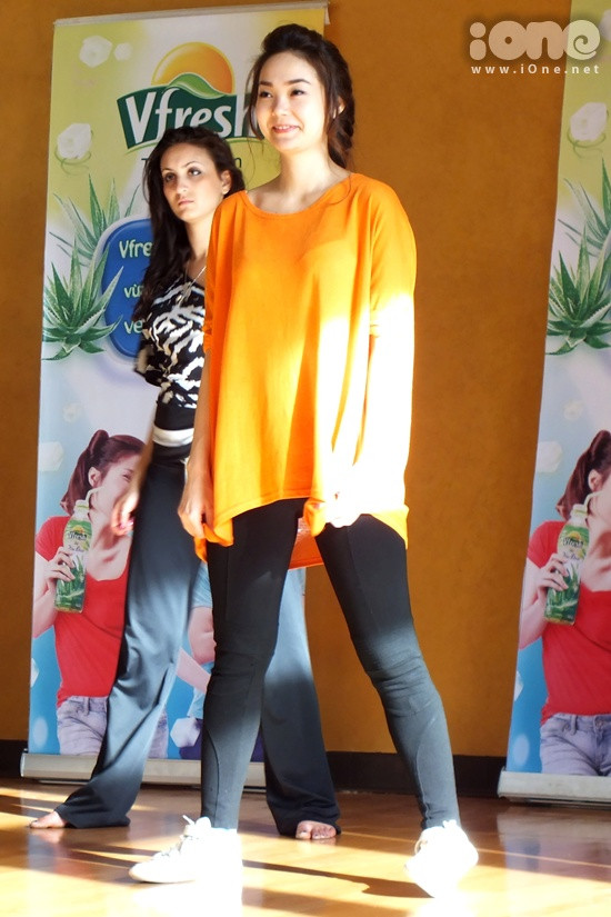 Ca sỹ Minh Hằng hăng say tập luyện cho cuộc thi Bước nhảy hoàn vũ chuẩn bị diễn ra (Theo Ione)