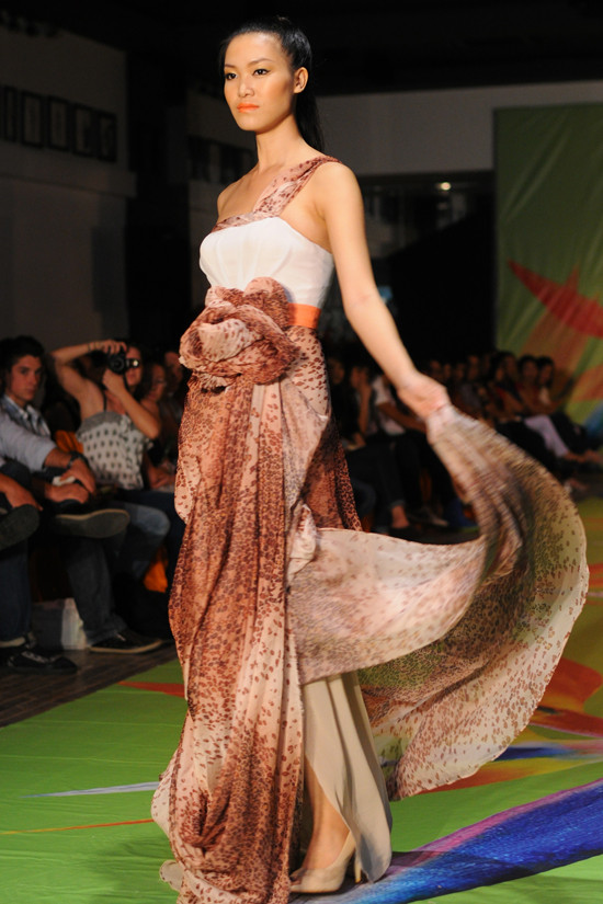 Hoa hậu Việt Nam 2008 có chút lúng túng khi trình diễn với những chiếc váy dạ hội quá dài rộng. Mặc dù ngày càng tiến bộ hơn về phần catwalk trên sàn diễn nhưng khi diện một chiếc váy dạ hội tà quá dài, người đẹp không tránh khỏi việc thường xuyên dẫm lên váy và phải đi chậm, tránh ngã.Ngay cả khi được nhà thiết kế An Nhiên cầm tay đi cùng, Thùy Dung cũng gặp sự cố với chiếc váy tà rộng.(Theo Ngôi Sao) >> Thùy Dung nhiều lần giẫm phải váy