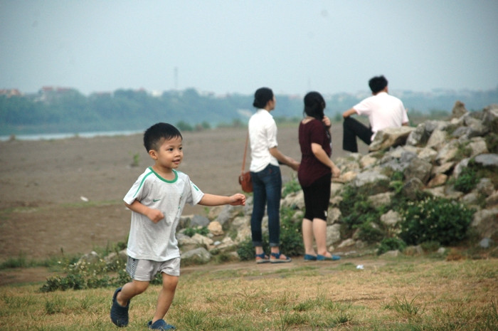 Em bé tung tăng chơi đùa trong gió mát