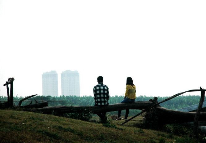 Đôi bạn trẻ này đang "mơ về một nơi xa lắm".