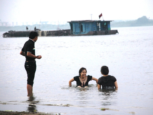 Hai thiếu nữa đang tươi cười trong làn nước mát