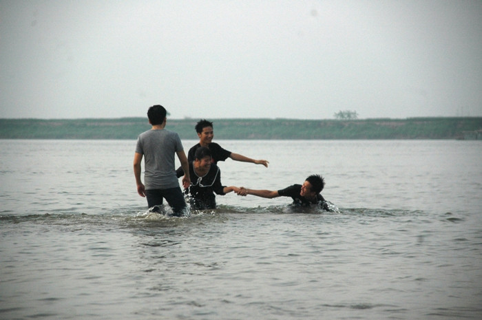 Vui đùa trong nước