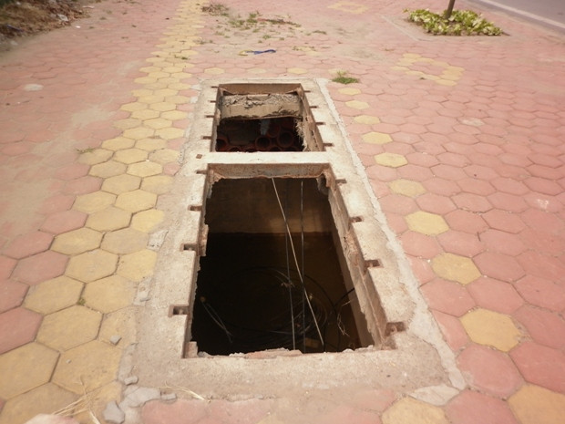 Những hố cáp này trở nên nguy hiểm hơn khi ai đó đi qua vào lúc trời tối, đặc biệt là các em nhỏ Những hố cáp này trở nên nguy hiểm hơn khi ai đó đi qua vào lúc trời tối, đặc biệt là các em nhỏ