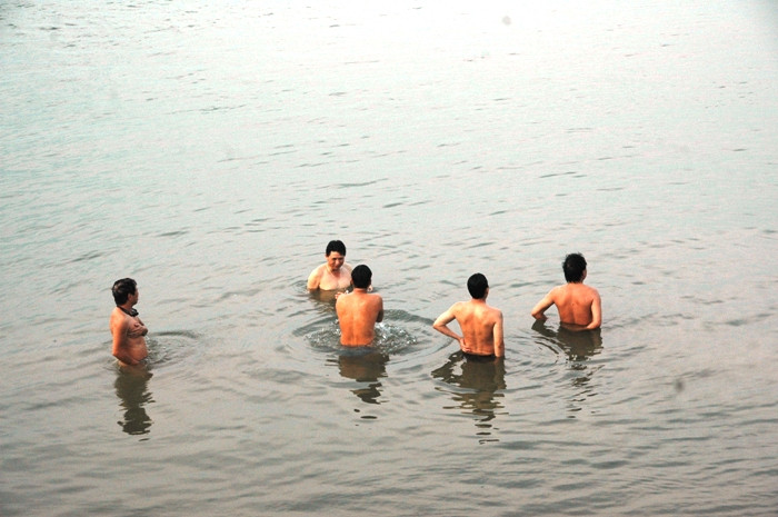 Các bác tuổi đã "sồn sồn" cũng rủ nhau ra đây cùng tắm cho mát