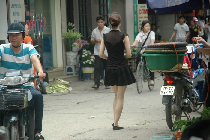 Trúc xinh trúc mọc đầu đình, em xinh em đứng...giữa đường vẫn xinh