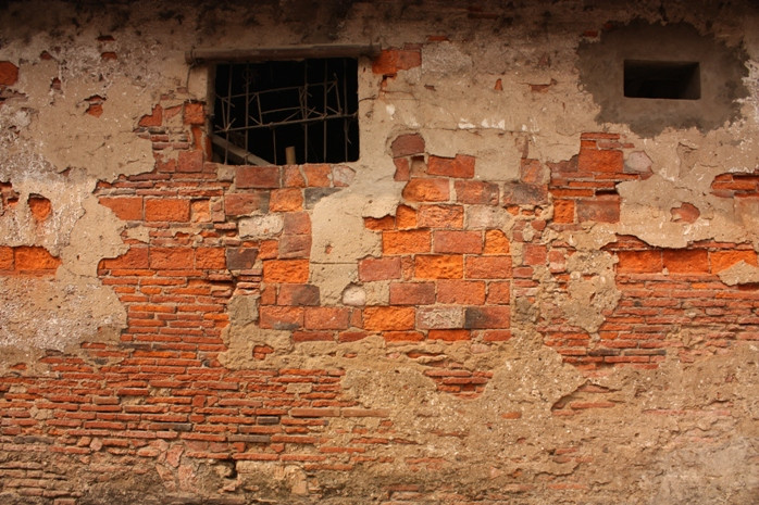 Bờ tường đã bị bào mòn qua năm tháng Bờ tường đã bị bào mòn qua năm tháng