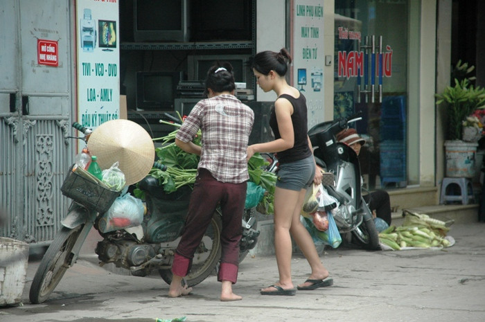 Và đây là ba lỗ đen, quần đùi xám và tông lì. Có lẽ đây sẽ là mốt mới cho mùa hè năm nay