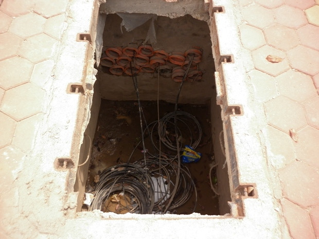 Những hố cáp này rất sâu và rất nguy hiểm nếu ai vô tình bị rơi xuống đây Những hố cáp này rất sâu và rất nguy hiểm nếu ai vô tình bị rơi xuống đây