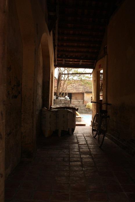 Cổng vào nhà của một gia đình được thiết kế dài và có mái che Cổng vào nhà của một gia đình được thiết kế dài và có mái che