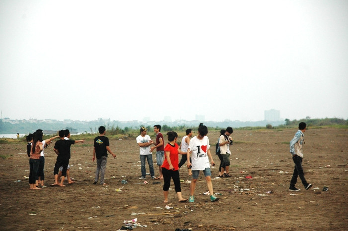 Tuy mới có hơn 4 giờ chiều nhưng "du khách" đến chơi bãi đá sông Hồng đông chẳng kém gì...Bãi Cháy Hạ long