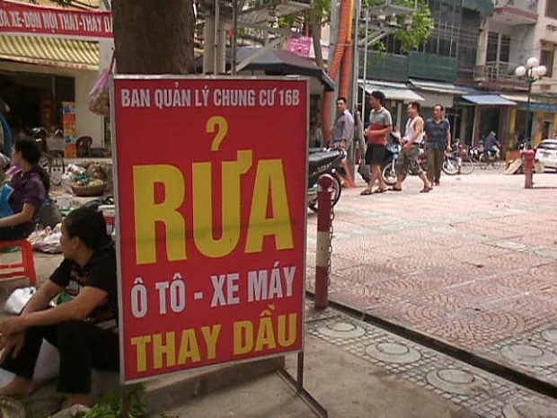 Một góc sân chơi chung của cư dân đã bị BQL cho thuê làm chỗ rửa xe.