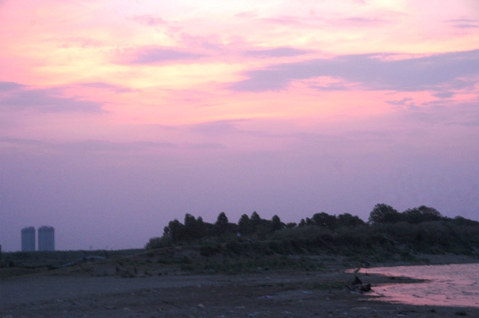 Ngắm hoàng hôn trên bãi đá sông Hồng