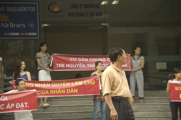 Cư dân chung cư 16B tập trung với những băng rôn, biểu ngữ để yêu cầu Công ty Duyên Hải phải trả lời và giải quyêt các vấn đề còn khúc mắc.