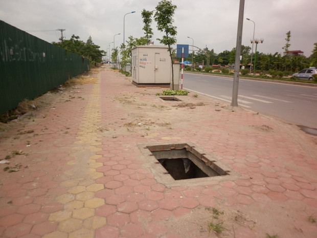 Hố cáp mất nắp nằm chễm trệ giữa vỉa hè Hố cáp mất nắp nằm chễm trệ giữa vỉa hè