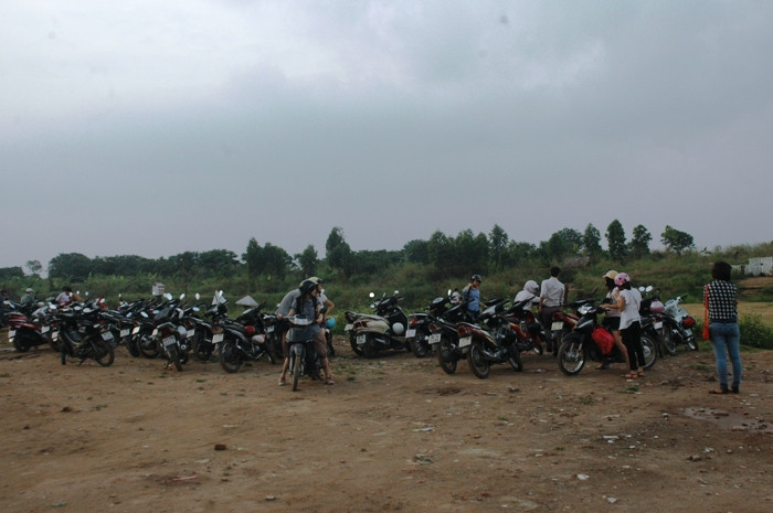 Khu gửi xe tại bãi đá sông Hồng vào những ngày nóng bức luôn chật kín