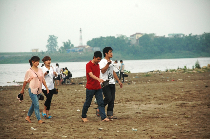 Đi chân đất là phương thức tốt nhất để đi lại trên những bãi cát tại đây