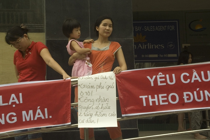 Cư dân bức xúc vì các phí dịch vụ chưa hợp lí tại đây.