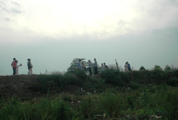 Cảnh chụp ngược sáng trên triền đê