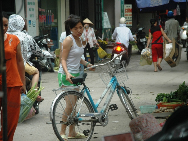 Ba lỗ trắng và quần đùi xanh, sự kết hợp rất hài hòa giữa hai mầu sắc.
