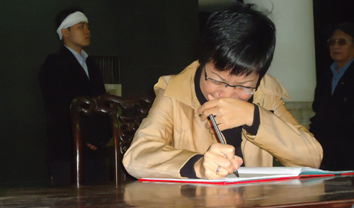 MC Thảo Vân xúc động khi viết cảm xúc vào sổ tang.