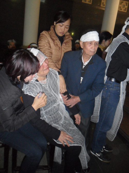 Vợ nghệ sỹ Văn Hiệp đau khổ trước sự ra đi của chồng.