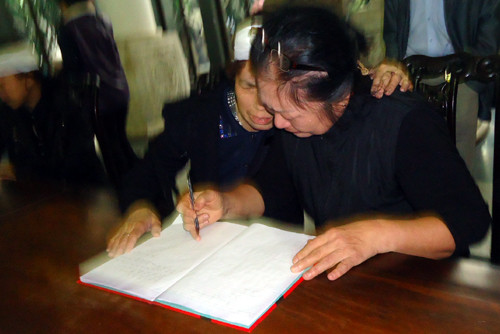 Nghệ sỹ Kim Xuyến tới nhà tang lễ chia tay nghệ sỹ Văn Hiệp.