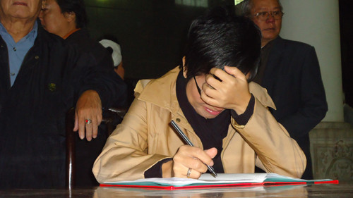 Thảo Vân không cầm được nước mắt trước sự mất mát của nghệ sỹ Văn Hiệp.