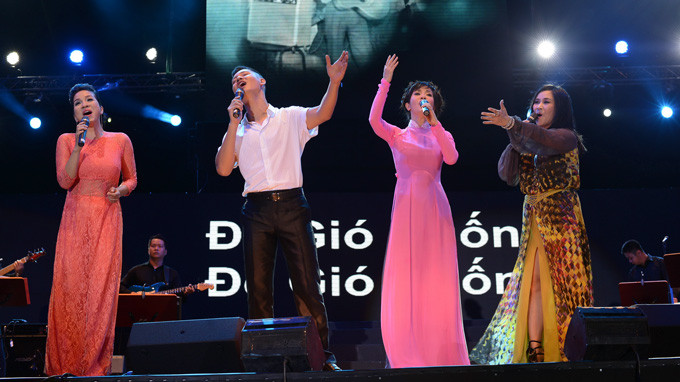 Các ca sĩ biểu diễn trong chương trình Đóa hoa vô thường (kỷ niệm 12 năm ngày mất của nhạc sĩ Trịnh Công Sơn) nhận khoảng 50% thù lao so với chương trình bình thường - Ảnh: T.T.D.