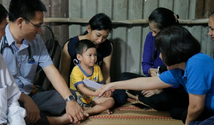 Ban tổ chức chương trình “Nối kết yêu thương” thăm hỏi và động viên gia đình các bé trước thời gian phẫu thuật. Đây là chương trình đang phát sóng hàng tuần trên Đài truyền hình HTV9 cùng với sự đồng hành của Novaland nhằm mang lại trái tim khỏe mạnh cho 500 trẻ em nghèo bị tim bẩm sinh. Ban tổ chức chương trình “Nối kết yêu thương” thăm hỏi và động viên gia đình các bé trước thời gian phẫu thuật. Đây là chương trình đang phát sóng hàng tuần trên Đài truyền hình HTV9 cùng với sự đồng hành của Novaland nhằm mang lại trái tim khỏe mạnh cho 500 trẻ em nghèo bị tim bẩm sinh.