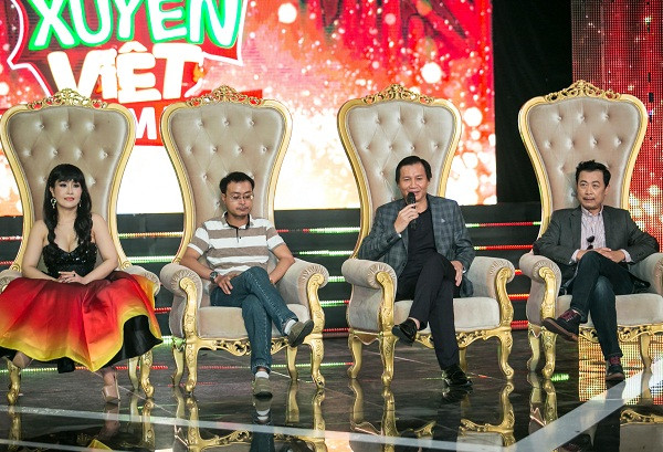 Đánh giá chương trình Cười Xuyên Việt đã gây tiếng vang lớn, ông Lê Nguyễn Đức Khôi – Trưởng phòng Quan hệ Công chúng, Tập đoàn Tân Hiệp Phát (thứ hai từ trái qua) cho biết tập đoàn nước giải khát hàng đầu Việt Nam này luôn tìm kiếm các chương trình nghệ thuật, giải trí có chất lượng cao. Đánh giá chương trình Cười Xuyên Việt đã gây tiếng vang lớn, ông Lê Nguyễn Đức Khôi – Trưởng phòng Quan hệ Công chúng, Tập đoàn Tân Hiệp Phát (thứ hai từ trái qua) cho biết tập đoàn nước giải khát hàng đầu Việt Nam này luôn tìm kiếm các chương trình nghệ thuật, giải trí có chất lượng cao.