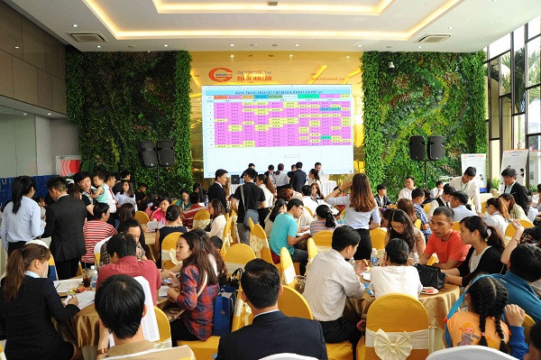 Khách hàng mua Him Lam Phú An chỉ cần đóng 24% giá trị căn hộ khi ký hợp đồng, phần còn lại trả 1%/tháng cho đến khi nhận nhà, hỗ trợ lãi suất 0% trong 2 năm. Khách hàng mua Him Lam Phú An chỉ cần đóng 24% giá trị căn hộ khi ký hợp đồng, phần còn lại trả 1%/tháng cho đến khi nhận nhà, hỗ trợ lãi suất 0% trong 2 năm.