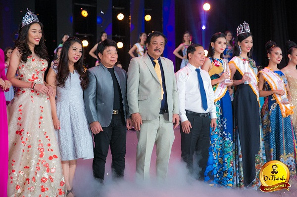 Đại diện các thành viên Ban tổ chức, Nhà tài trợ chụp hình lưu niệm với các thí sinh trong đêm chung kết Đại diện các thành viên Ban tổ chức, Nhà tài trợ chụp hình lưu niệm với các thí sinh trong đêm chung kết