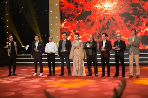 Ban giám khảo các vòng thi nhận kỷ niệm chương của chương trình Kỳ tài lộ diện