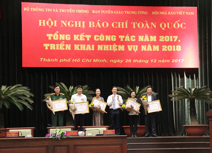 Khen thưởng 5 tập thể vì đã có thành tích xuất sắc trong công tác chỉ đạo, quản lý báo chí năm 2017 Khen thưởng 5 tập thể vì đã có thành tích xuất sắc trong công tác chỉ đạo, quản lý báo chí năm 2017