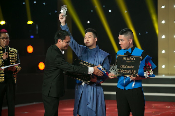 Ảo thuật gia Ricky Nguyễn và Việt Duy nhận giải Ba từ ông Lê Nguyễn Đức Khôi Ảo thuật gia Ricky Nguyễn và Việt Duy nhận giải Ba từ ông Lê Nguyễn Đức Khôi