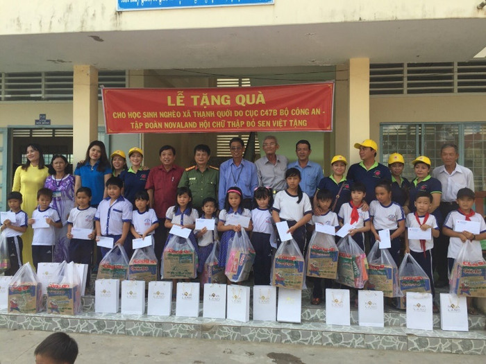 Các em học sinh phấn khởi nhận quà và tập vở nhân dịp khai giảng năm học mới Các em học sinh phấn khởi nhận quà và tập vở nhân dịp khai giảng năm học mới