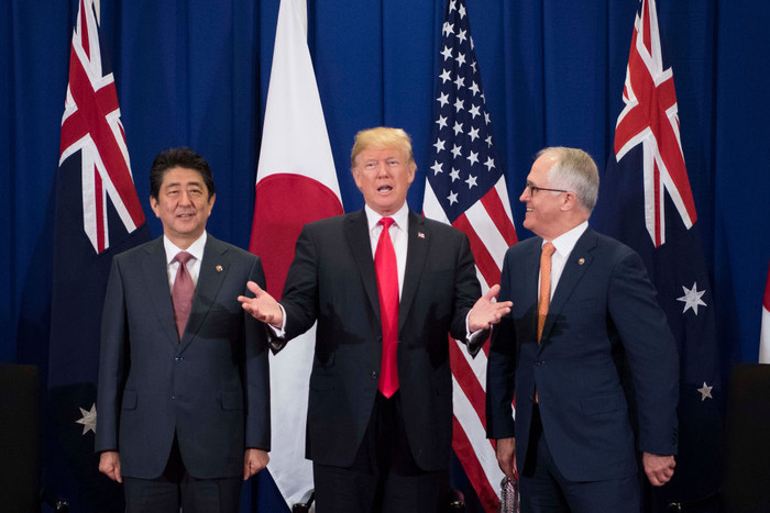 Thủ tướng Nhật Bản Shinzo Abe, Tổng thống Mỹ Donald Trump và Thủ tướng Australia Malcolm Turnbull trong cuộc gặp bên lề hội nghị ASEAN ở Philippines (Ảnh: AP) Thủ tướng Nhật Bản Shinzo Abe, Tổng thống Mỹ Donald Trump và Thủ tướng Australia Malcolm Turnbull trong cuộc gặp bên lề hội nghị ASEAN ở Philippines (Ảnh: AP)