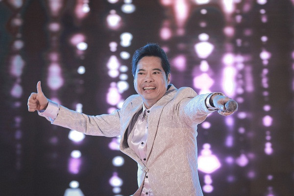 Tiết mục biểu diễn của ca sĩ Ngọc Sơn Tiết mục biểu diễn của ca sĩ Ngọc Sơn