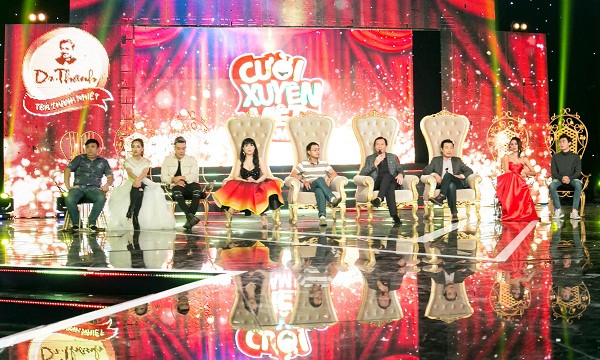 Ngoài giám khảo xuyên suốt là danh hài Kiều Oanh, mỗi chủ đề sẽ có thêm sự góp mặt của một giám khảo khách mời là những danh hài nổi tiếng như Vân Sơn, Hoàng Sơn… Ngoài giám khảo xuyên suốt là danh hài Kiều Oanh, mỗi chủ đề sẽ có thêm sự góp mặt của một giám khảo khách mời là những danh hài nổi tiếng như Vân Sơn, Hoàng Sơn…