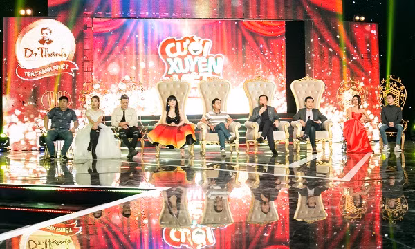 Ngoài giám khảo xuyên suốt là danh hài Kiều Oanh, mỗi chủ đề sẽ có thêm sự góp mặt của một giám khảo khách mời là những danh hài nổi tiếng như Vân Sơn, Hoàng Sơn…