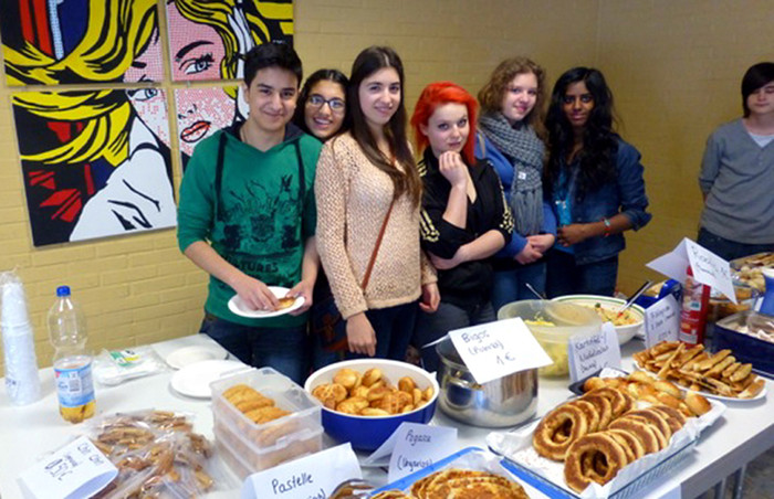 Nhóm học sinh bán bánh trước cổng một xí nghiệp lớn để thu tiền quyên góp Nhóm học sinh bán bánh trước cổng một xí nghiệp lớn để thu tiền quyên góp