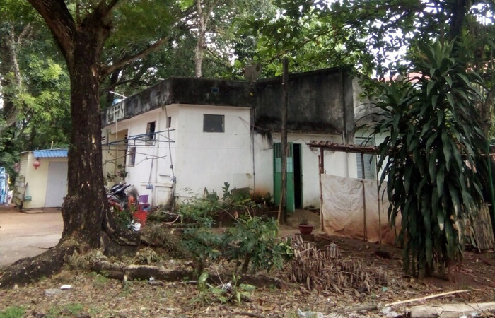 Căn phòng tập thể (sơn màu trắng) – nơi ông Trương Văn Phương tạm trú ngụ. (Ảnh: Đan Quỳnh) Căn phòng tập thể (sơn màu trắng) – nơi ông Trương Văn Phương tạm trú ngụ. (Ảnh: Đan Quỳnh)